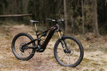 Specialized Turbo Levo 4 S-Works sähköenduro polulla koeajossa.