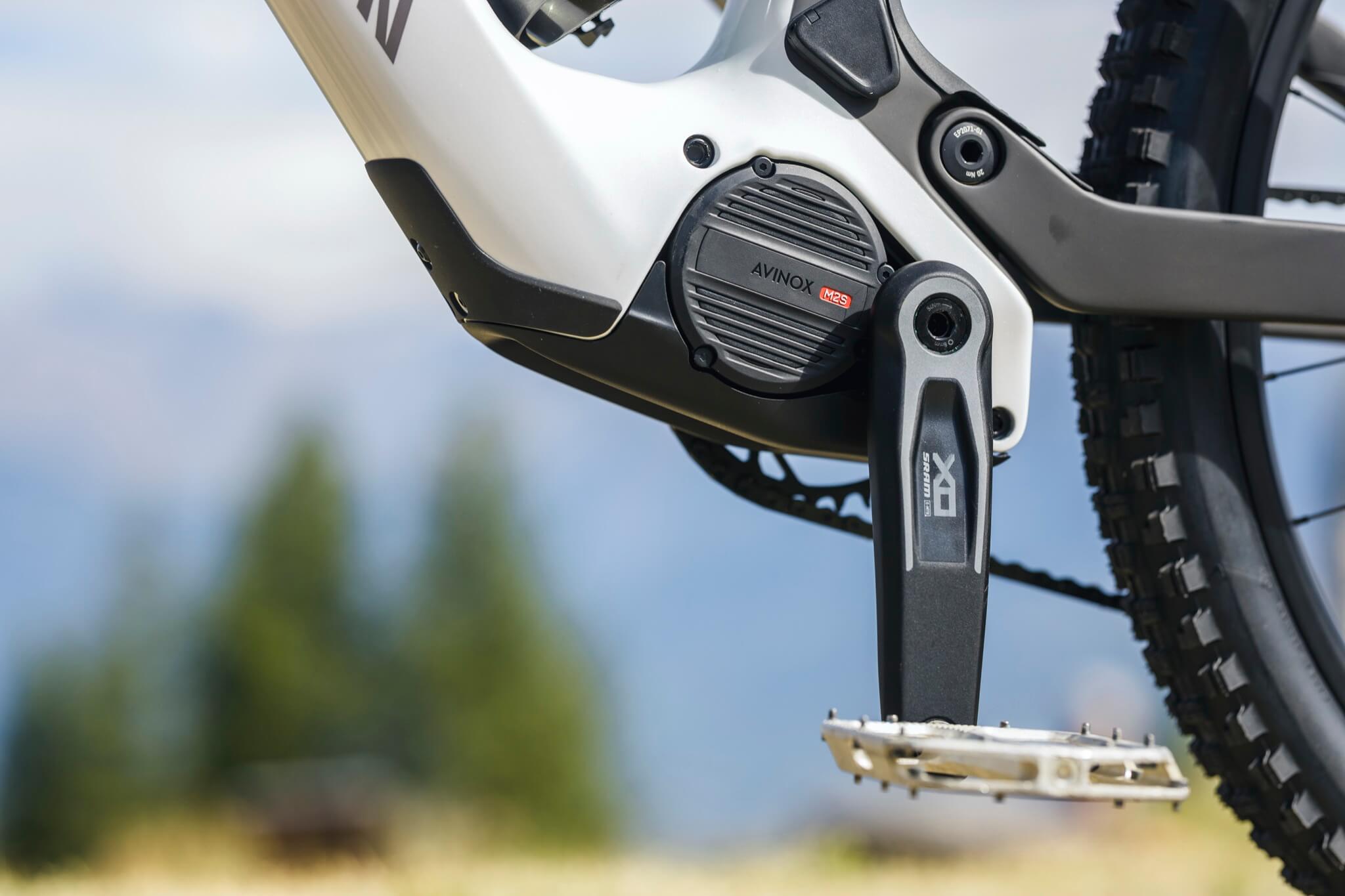 Avinox M2S keskimoottori ja SRAM X0 kammet Canyon Spectral:ON CF:n rungossa