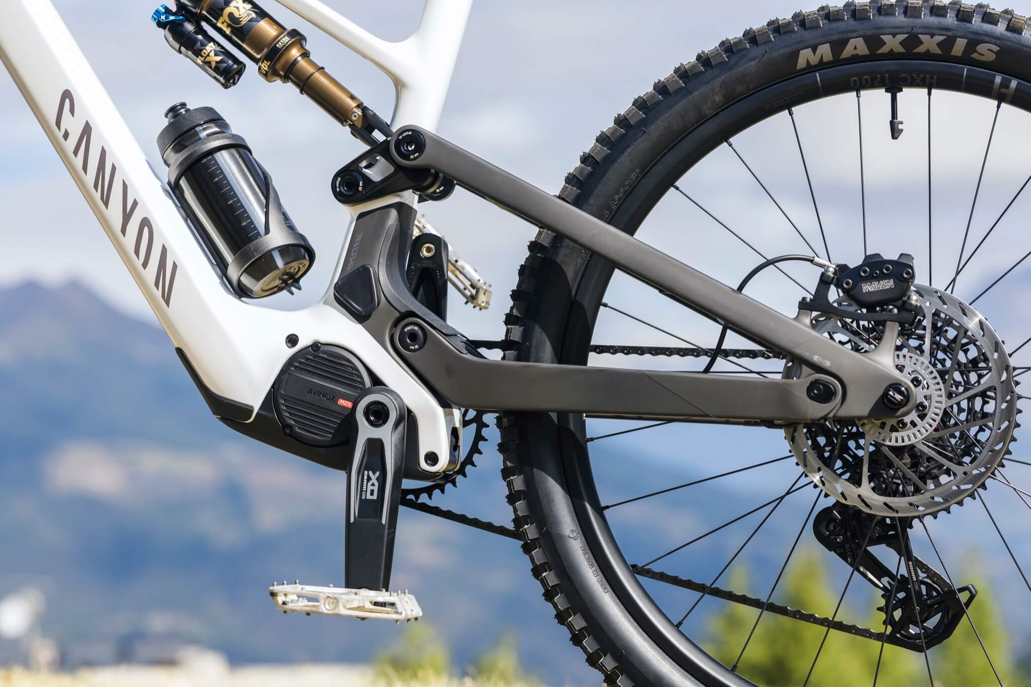 Canyon Spectral:ON CF:n takahaarukka, linkku, Avinox-moottori ja SRAM Maven -jarru sivulta